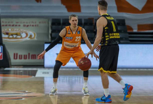 破巴萨防线 破巴萨防线